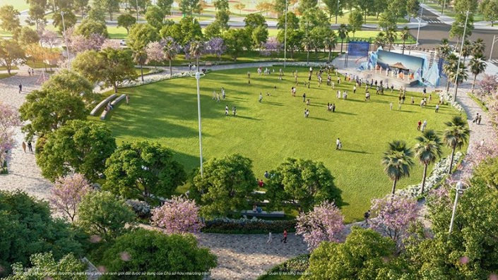 Quảng trường trung tâm với thảm cỏ xanh rộng lớn và sân khấu ngoài trời