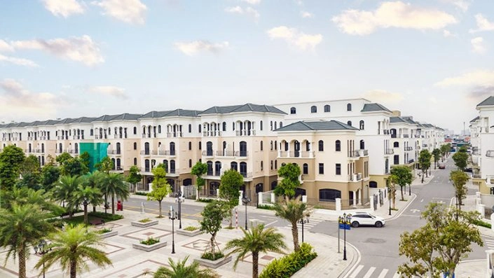 Dãy nhà phố liền kề và biệt thự song lập kiến trúc hiện đại với hàng cây xanh và đường nội khu