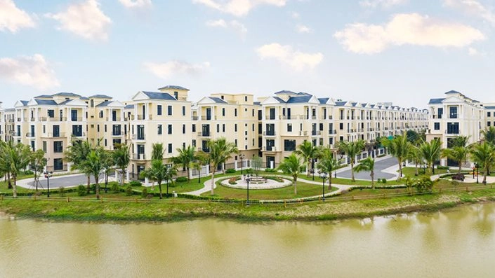 Dãy biệt thự ven sông với kiến trúc tân cổ điển, mặt tiền hướng ra hồ nước và công viên cây xanh