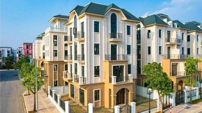 Góc nhìn cận cảnh căn nhà phố liền kề kiến trúc tân cổ điển với ban công và cửa sổ lớn