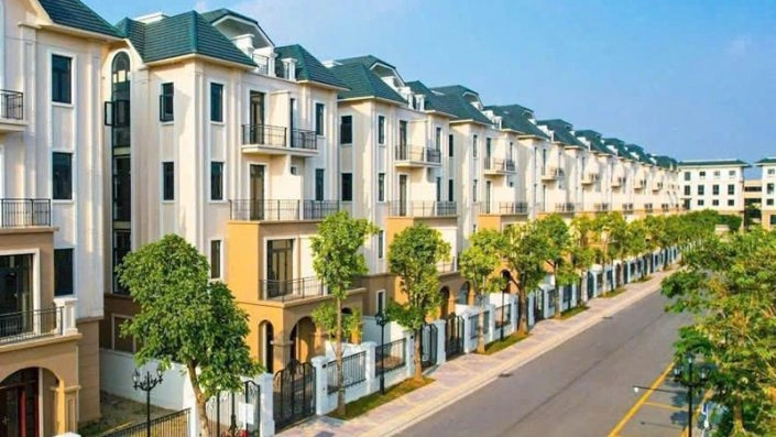 Dãy nhà phố liền kề kiến trúc tân cổ điển dọc theo con đường nội khu rợp bóng cây xanh