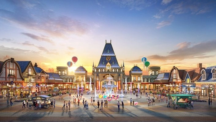 Quảng trường trung tâm với kiến trúc châu Âu cổ điển và đài phun nước, nhiều người vui chơi